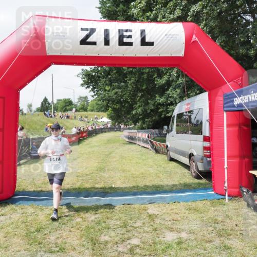 21.06.2025 - 27. Vierlanden-Triathlon MichiJ http://msf.ph/oto/8025673 15.06.2026 11:55:57 Ziel 547 meine-sportfotos.de