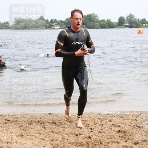 15.06.2025 - 27. Vierlanden-Triathlon Lena Gebhardt http://msf.ph/oto/8025688 15.06.2025 10:57:37 Schwimmen 707, 722, 774 meine-sportfotos.de