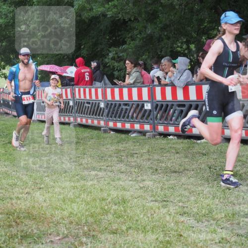 21.06.2025 - 27. Vierlanden-Triathlon KatJ http://msf.ph/oto/8025692 15.06.2025 13:28:22 Ziel 113, 670, 733, 751, 1062, 1063, 1064 meine-sportfotos.de