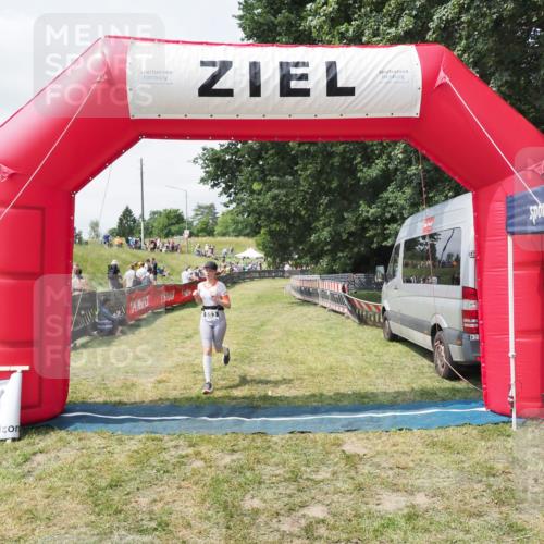 21.06.2025 - 27. Vierlanden-Triathlon MichiJ http://msf.ph/oto/8025694 15.06.2026 11:56:25 Ziel 553 meine-sportfotos.de