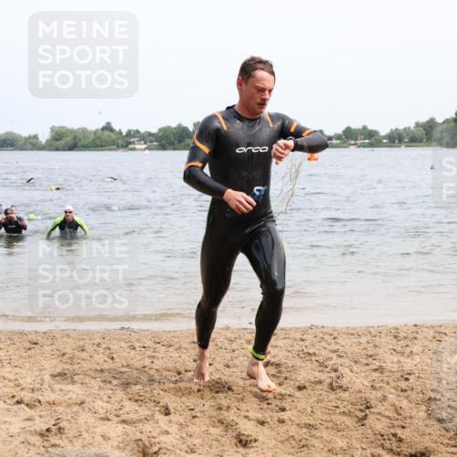 15.06.2025 - 27. Vierlanden-Triathlon Lena Gebhardt http://msf.ph/oto/8025716 15.06.2025 10:57:37 Schwimmen 707, 722, 774 meine-sportfotos.de