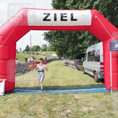 21.06.2025 - 27. Vierlanden-Triathlon MichiJ http://msf.ph/oto/8025721 15.06.2026 11:56:26 Ziel 553 meine-sportfotos.de