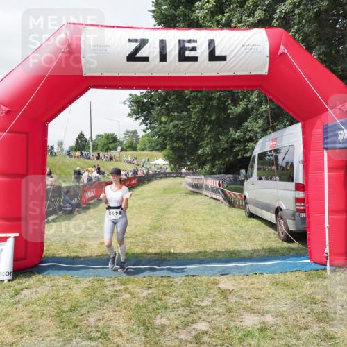 21.06.2025 - 27. Vierlanden-Triathlon MichiJ http://msf.ph/oto/8025729 15.06.2026 11:56:26 Ziel 553 meine-sportfotos.de
