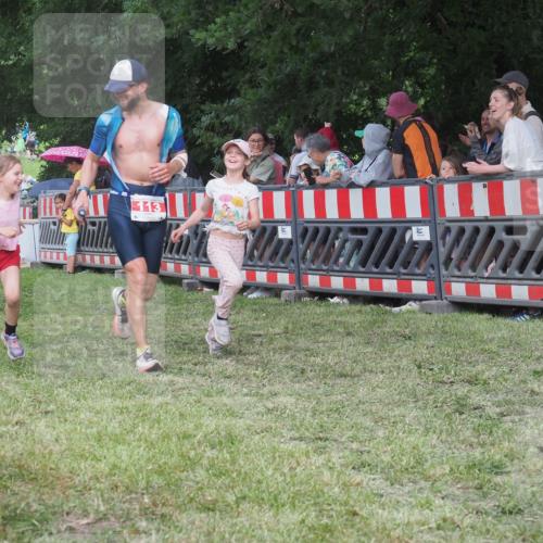 21.06.2025 - 27. Vierlanden-Triathlon KatJ http://msf.ph/oto/8025742 15.06.2025 13:28:23 Ziel 113, 670, 751 meine-sportfotos.de