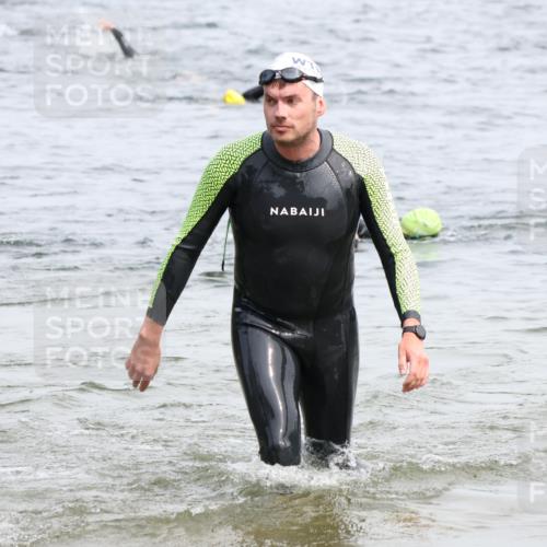 15.06.2025 - 27. Vierlanden-Triathlon Lena Gebhardt http://msf.ph/oto/8025753 15.06.2025 10:57:44 Schwimmen 686, 707, 738, 774 meine-sportfotos.de