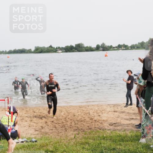 21.06.2025 - 27. Vierlanden-Triathlon MichiJ http://msf.ph/oto/8025766 15.06.2026 10:56:54 Schwimmen 642, 651, 654, 688, 691, 711, 718, 755 meine-sportfotos.de