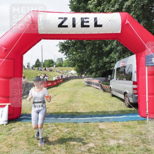 21.06.2025 - 27. Vierlanden-Triathlon MichiJ http://msf.ph/oto/8025785 15.06.2026 11:56:26 Ziel 553 meine-sportfotos.de
