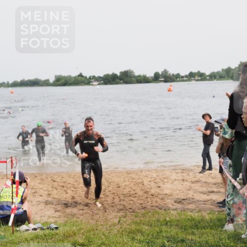 21.06.2025 - 27. Vierlanden-Triathlon MichiJ http://msf.ph/oto/8025795 15.06.2026 10:56:54 Schwimmen 642, 651, 654, 688, 691, 711, 718, 755 meine-sportfotos.de