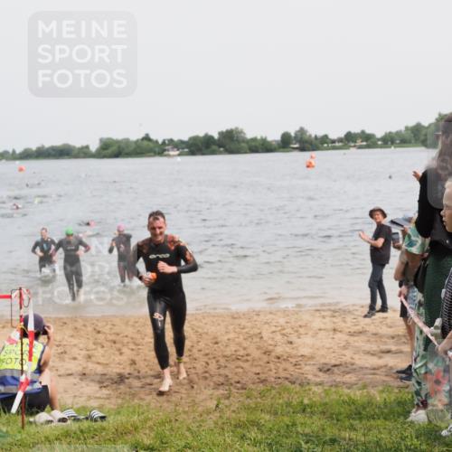 21.06.2025 - 27. Vierlanden-Triathlon MichiJ http://msf.ph/oto/8025804 15.06.2026 10:56:55 Schwimmen 642, 651, 654, 688, 711, 718, 755 meine-sportfotos.de