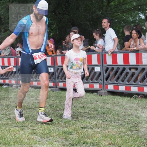 21.06.2025 - 27. Vierlanden-Triathlon KatJ http://msf.ph/oto/8025811 15.06.2025 13:28:23 Ziel 113, 670, 751 meine-sportfotos.de