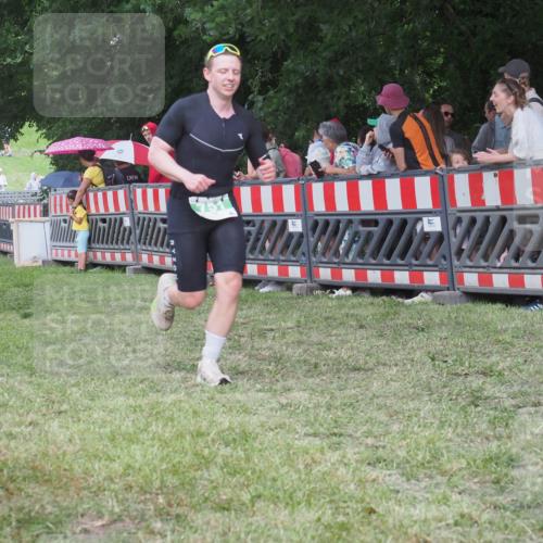 21.06.2025 - 27. Vierlanden-Triathlon KatJ http://msf.ph/oto/8025821 15.06.2025 13:28:26 Ziel 670, 751 meine-sportfotos.de
