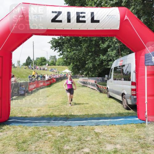 21.06.2025 - 27. Vierlanden-Triathlon MichiJ http://msf.ph/oto/8025828 15.06.2026 11:57:03 Ziel 581 meine-sportfotos.de