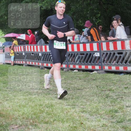 21.06.2025 - 27. Vierlanden-Triathlon KatJ http://msf.ph/oto/8025843 15.06.2025 13:28:26 Ziel 670, 751 meine-sportfotos.de