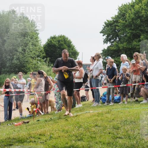 15.06.2025 - 27. Vierlanden-Triathlon KatJ http://msf.ph/oto/8025849 15.06.2025 10:58:57 Schwimmen 743, 760 meine-sportfotos.de
