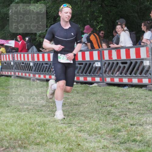 21.06.2025 - 27. Vierlanden-Triathlon KatJ http://msf.ph/oto/8025853 15.06.2025 13:28:26 Ziel 670, 751 meine-sportfotos.de