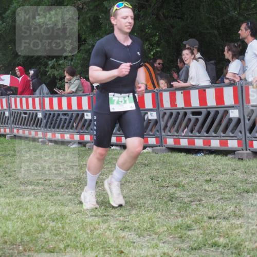 21.06.2025 - 27. Vierlanden-Triathlon KatJ http://msf.ph/oto/8025864 15.06.2025 13:28:26 Ziel 670, 751 meine-sportfotos.de