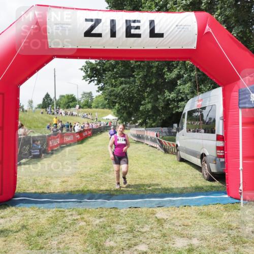 21.06.2025 - 27. Vierlanden-Triathlon MichiJ http://msf.ph/oto/8025865 15.06.2026 11:57:04 Ziel 581 meine-sportfotos.de