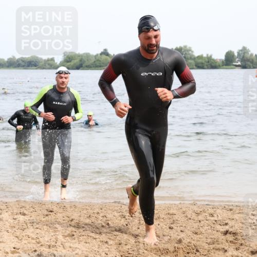 15.06.2025 - 27. Vierlanden-Triathlon Lena Gebhardt http://msf.ph/oto/8025875 15.06.2025 10:57:47 Schwimmen 686, 705, 707, 738, 774 meine-sportfotos.de