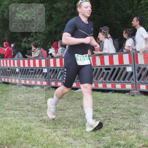 21.06.2025 - 27. Vierlanden-Triathlon KatJ http://msf.ph/oto/8025876 15.06.2025 13:28:27 Ziel 670, 751 meine-sportfotos.de