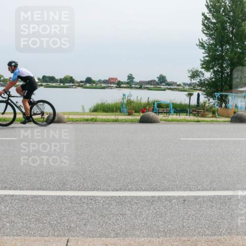 15.06.2025 - 27. Vierlanden-Triathlon H.Heesch http://msf.ph/oto/8025879 15.06.2025 11:18:18 Radfahren 816, 829 meine-sportfotos.de