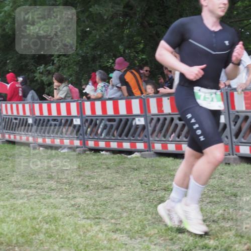 21.06.2025 - 27. Vierlanden-Triathlon KatJ http://msf.ph/oto/8025888 15.06.2025 13:28:27 Ziel 670, 751 meine-sportfotos.de