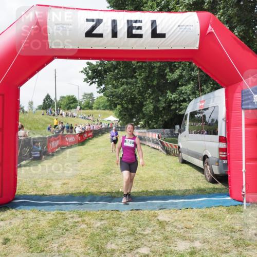 21.06.2025 - 27. Vierlanden-Triathlon MichiJ http://msf.ph/oto/8025890 15.06.2026 11:57:05 Ziel 549, 581 meine-sportfotos.de