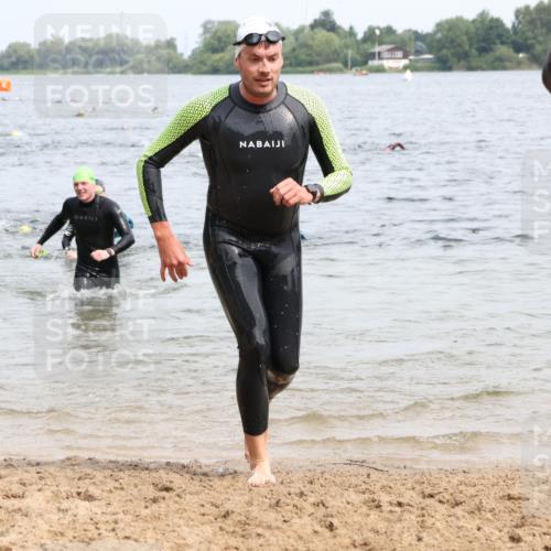 15.06.2025 - 27. Vierlanden-Triathlon Lena Gebhardt http://msf.ph/oto/8025892 15.06.2025 10:57:48 Schwimmen 686, 705, 738, 774 meine-sportfotos.de