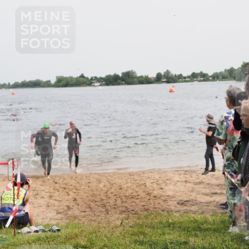 21.06.2025 - 27. Vierlanden-Triathlon MichiJ http://msf.ph/oto/8025903 15.06.2026 10:56:56 Schwimmen 642, 651, 654, 688, 711, 718, 755 meine-sportfotos.de