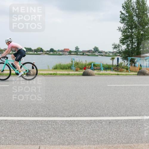 21.06.2025 - 27. Vierlanden-Triathlon H.Heesch http://msf.ph/oto/8025909 15.06.2025 12:09:08 Radfahren 815, 876, 889 meine-sportfotos.de