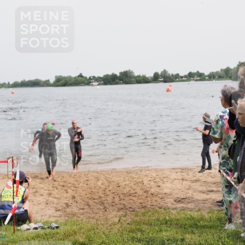21.06.2025 - 27. Vierlanden-Triathlon MichiJ http://msf.ph/oto/8025934 15.06.2026 10:56:57 Schwimmen 642, 651, 654, 688, 711, 718, 755 meine-sportfotos.de