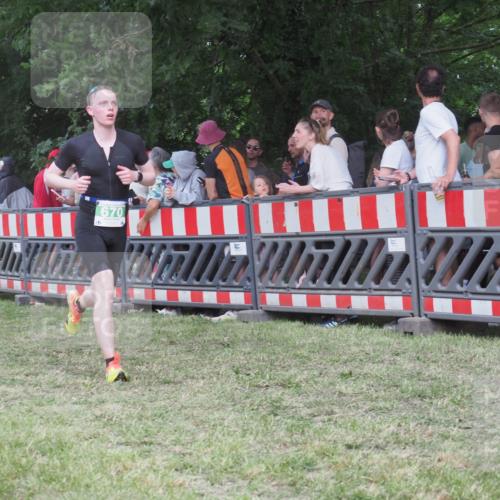 21.06.2025 - 27. Vierlanden-Triathlon KatJ http://msf.ph/oto/8025935 15.06.2025 13:28:30 Ziel 670 meine-sportfotos.de