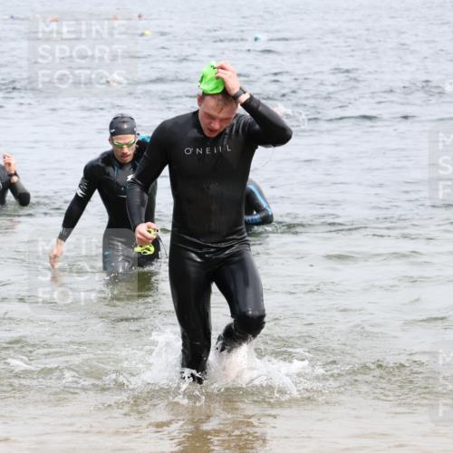 15.06.2025 - 27. Vierlanden-Triathlon Lena Gebhardt http://msf.ph/oto/8025941 15.06.2025 10:57:51 Schwimmen 647, 686, 705, 738, 774 meine-sportfotos.de
