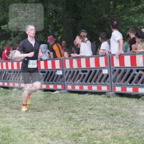 21.06.2025 - 27. Vierlanden-Triathlon KatJ http://msf.ph/oto/8025942 15.06.2025 13:28:30 Ziel 670 meine-sportfotos.de