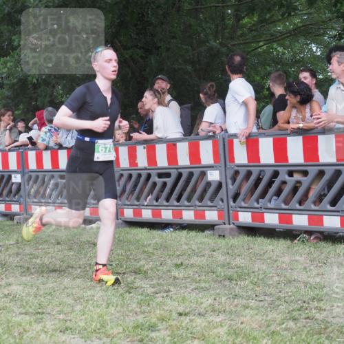 21.06.2025 - 27. Vierlanden-Triathlon KatJ http://msf.ph/oto/8025955 15.06.2025 13:28:30 Ziel 670 meine-sportfotos.de