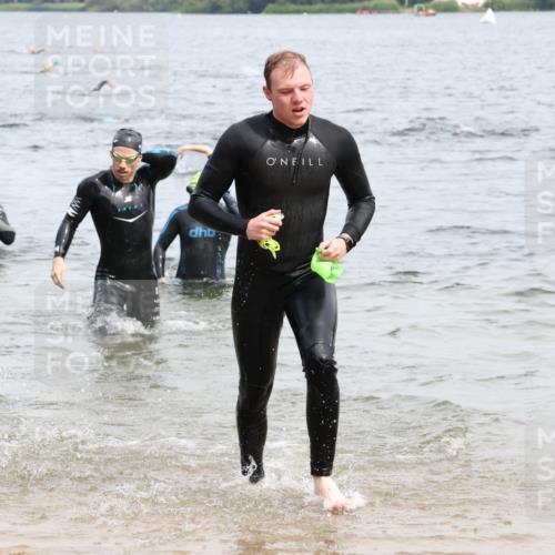 15.06.2025 - 27. Vierlanden-Triathlon Lena Gebhardt http://msf.ph/oto/8025961 15.06.2025 10:57:51 Schwimmen 647, 686, 705, 738, 774 meine-sportfotos.de