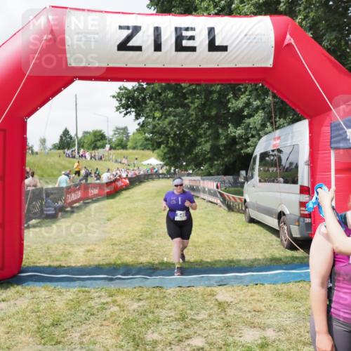 21.06.2025 - 27. Vierlanden-Triathlon MichiJ http://msf.ph/oto/8025965 15.06.2026 11:57:09 Ziel 549, 581 meine-sportfotos.de