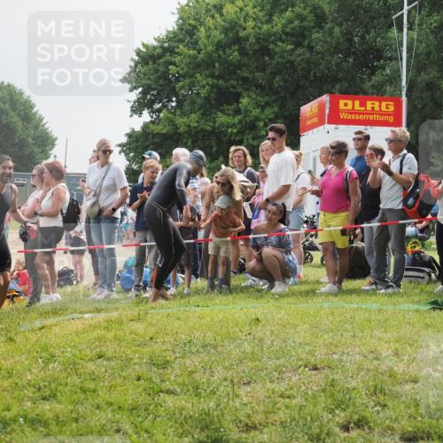 15.06.2025 - 27. Vierlanden-Triathlon KatJ http://msf.ph/oto/8025976 15.06.2025 10:59:06 Schwimmen 706, 709, 760 meine-sportfotos.de