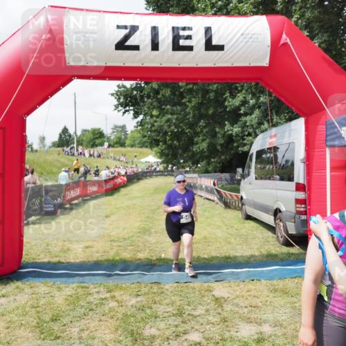 21.06.2025 - 27. Vierlanden-Triathlon MichiJ http://msf.ph/oto/8025977 15.06.2026 11:57:09 Ziel 549, 581 meine-sportfotos.de