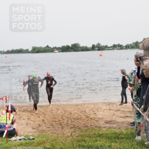21.06.2025 - 27. Vierlanden-Triathlon MichiJ http://msf.ph/oto/8025981 15.06.2026 10:56:58 Schwimmen 651, 654, 688, 711, 718, 755 meine-sportfotos.de