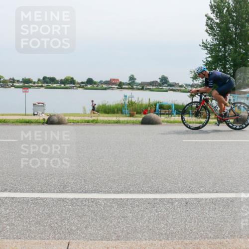 15.06.2025 - 27. Vierlanden-Triathlon H.Heesch http://msf.ph/oto/8025988 15.06.2025 11:18:47 Radfahren 832, 846 meine-sportfotos.de