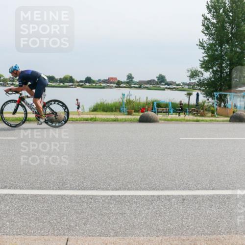 15.06.2025 - 27. Vierlanden-Triathlon H.Heesch http://msf.ph/oto/8026004 15.06.2025 11:18:47 Radfahren 832, 846 meine-sportfotos.de