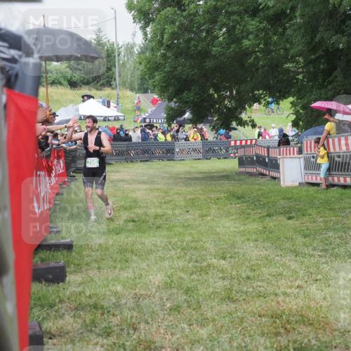 21.06.2025 - 27. Vierlanden-Triathlon KatJ http://msf.ph/oto/8026007 15.06.2025 13:28:49 Ziel 706 meine-sportfotos.de