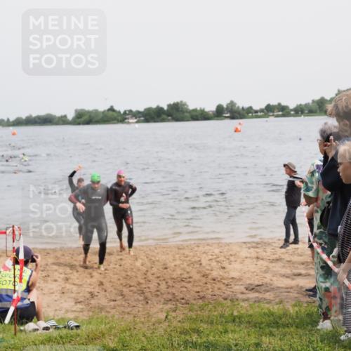 21.06.2025 - 27. Vierlanden-Triathlon MichiJ http://msf.ph/oto/8026011 15.06.2026 10:56:58 Schwimmen 651, 654, 688, 711, 718, 755 meine-sportfotos.de