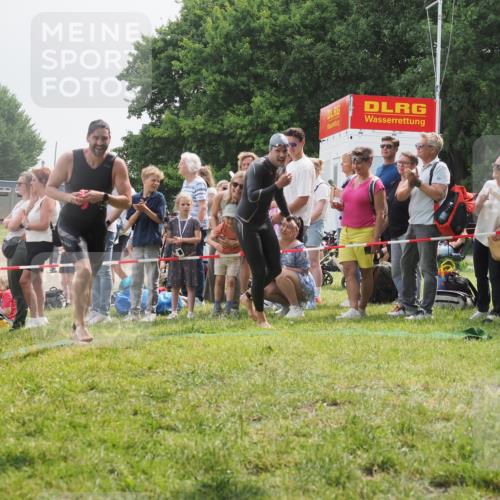 15.06.2025 - 27. Vierlanden-Triathlon KatJ http://msf.ph/oto/8026022 15.06.2025 10:59:07 Schwimmen 706, 709, 760 meine-sportfotos.de