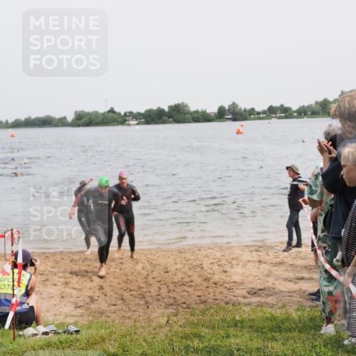 21.06.2025 - 27. Vierlanden-Triathlon MichiJ http://msf.ph/oto/8026029 15.06.2026 10:56:58 Schwimmen 651, 654, 688, 711, 718, 755 meine-sportfotos.de
