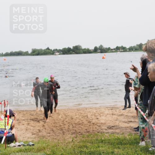 21.06.2025 - 27. Vierlanden-Triathlon MichiJ http://msf.ph/oto/8026036 15.06.2026 10:56:58 Schwimmen 651, 654, 688, 711, 718, 755 meine-sportfotos.de
