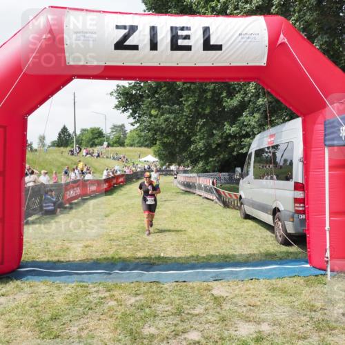 21.06.2025 - 27. Vierlanden-Triathlon MichiJ http://msf.ph/oto/8026050 15.06.2026 11:57:41 Ziel 478, 563 meine-sportfotos.de