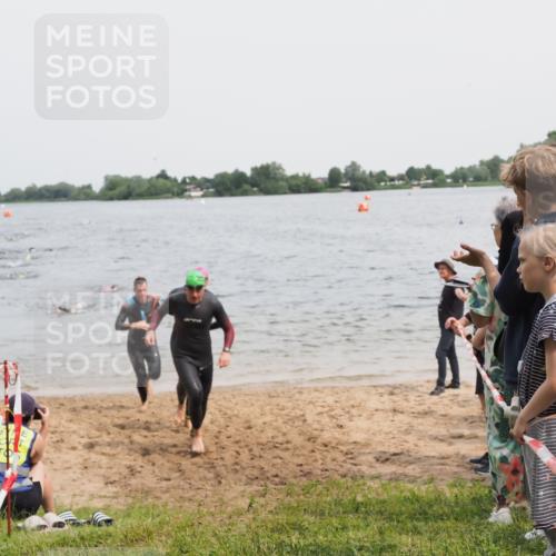 21.06.2025 - 27. Vierlanden-Triathlon MichiJ http://msf.ph/oto/8026052 15.06.2026 10:56:59 Schwimmen 654, 688, 711, 718, 755 meine-sportfotos.de
