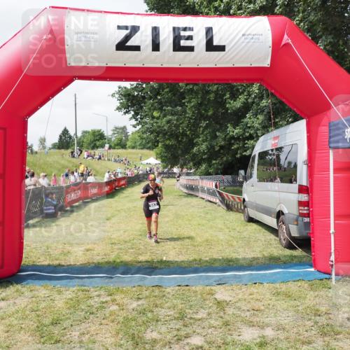 21.06.2025 - 27. Vierlanden-Triathlon MichiJ http://msf.ph/oto/8026059 15.06.2026 11:57:41 Ziel 478, 563 meine-sportfotos.de