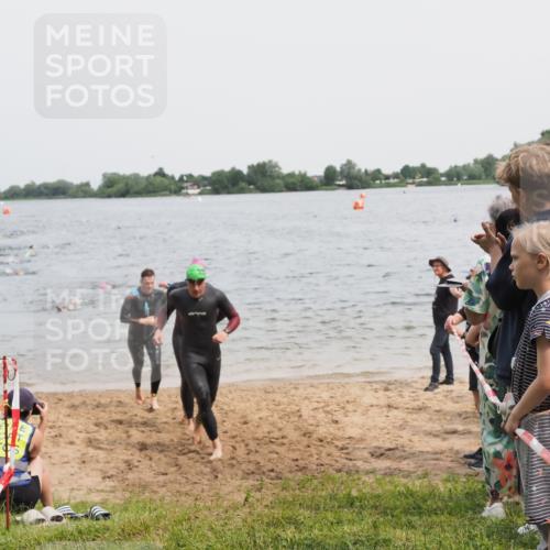 21.06.2025 - 27. Vierlanden-Triathlon MichiJ http://msf.ph/oto/8026063 15.06.2026 10:56:59 Schwimmen 654, 688, 711, 718, 755 meine-sportfotos.de
